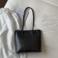 Bolso tote negro minimalista de cuero sintético mate con correas dobles al hombro - Negro