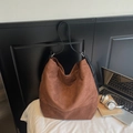 Sac seau en daim marron avec bandoulière en cuir noir pour un style de bureau décontracté - Café