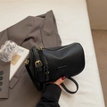 Schwarze Retro Boston Tasche mit Lychee-Struktur und breitem Crossbody-Gurt - Schwarz
