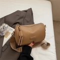 Schicke khakifarbene Boston Bag mit Lederstruktur und stilvollem breitem Stoffgurt - Khaki