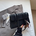 Sac à épaule minimaliste en daim noir avec double bandoulière et pompon décoratif - Noir avec pendentif