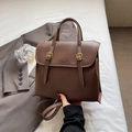 Vintage brauner Lederrucksack für Damen mit goldenen Schnallen und Klappverschluss - Braun