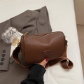 Braune Boston-Tasche mit Litschimuster, breitem Schultergurt und Vintage-Lederetikett - Braun