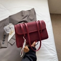 Sac à bandoulière bordeaux chic à grande capacité avec charm ours en peluche et ruban - Rouge avec Pendentif