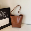 Sac seau fourre-tout minimaliste en cuir marron caramel pour femme avec bandoulière - Sans Pendentif / Marron