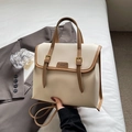 Vintage-Einkaufstasche aus Leder in Beige und Braun mit schicken goldenen Metallschnallen - Weiß
