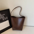 Sac seau marron foncé avec texture cuir vintage et design minimaliste pour le quotidien - Sans Pendentif / Café