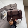 Sac à épaule minimaliste marron café en daim avec porte-clé ours en peluche mignon - Café avec Pendentif