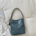Gewebte Beuteltasche in Morandi-Blau mit Lederriemen und Quasten-Anhänger aus Holz - Islandblau