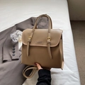 Minimalistischer khakifarbener Lederrucksack mit goldener Schnalle und Klappverschluss - Khaki