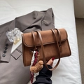 Sac sous le bras en daim marron avec un charmant ours en peluche et cordon tressé déco - Marron avec pendentif