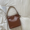 Dunkelbraune geflochtene Beuteltasche mit Texturmuster und Perlenquasten-Detail - Braun