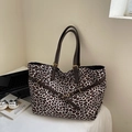 Grote shopper met luipaardprint voor dames met donkerbruine leren riemen en gouden gespen - Wit Luipaard