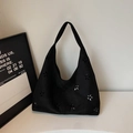 Borsa a spalla nera minimalista con motivi floreali traforati e texture effetto pelle - Nero