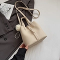 Minimalistische cremeweiße Beuteltasche mit Perlenkette und Plüschball-Anhänger - Beige Mit Anhänger