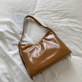 Schicke braune Schultertasche aus Kunstleder mit glatter Textur für den Alltag - Gelbbraun