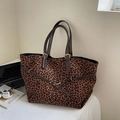 Grote shopper met luipaardprint, bruine leren handvatten en een ruim interieur - Lichtbruin Luipaard