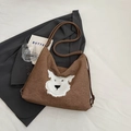 Borsa a tracolla marrone in tela con ricamo di cane in peluche bianco e tracolla regolabile - caffè