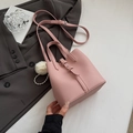 Rosafarbene Beuteltasche mit Lychee-Narbung, Handgriff und Plüsch-Perlenanhänger für Damen - Roze mit Anhänger