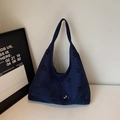 Borsa tote blu scuro con motivi floreali traforati al laser e finitura scamosciata - Blu