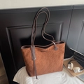 Sac cabas marron foncé en daim matelassé avec motif à losanges et fines lanières - Marron