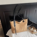 Grand sac cabas matelassé camel en suédine avec fines anses noires pour le quotidien - Kaki