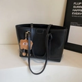 Grande borsa tote nera con cuciture bianche e ciondolo in peluche per l'ufficio - Nero con ciondolo