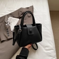 Sac seau noir élégant en cuir grainé avec bandoulière réglable et poignée chic - Noir