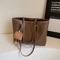 Borsa tote in pelle marrone scuro con cuciture bianche e ciondolo a forma di peluche - Cachi con Pendente