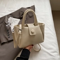 Sac seau chic beige à grain litchi avec poignées et bandoulière réglable - Blanc Cassé