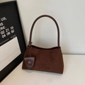 Bolso de hombro vintage en ante marrón oscuro con colgante de cuero y asa redonda fina - café