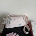 Dettaglio borsa a tracolla rosa chiaro con ciondolo a stella e cane palloncino - Con Ciondolo / Rosa