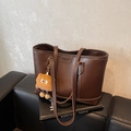 Borsa tote in pelle marrone scuro con cuciture bianche e ciondolo peluche - Marrone con ciondolo