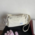 Dettaglio borsa a cilindro in nylon bianco crema con ciondoli stella e cane argento - Con Ciondolo / Bianco