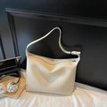 Sac hobo crème avec texture grainée et bandoulière réglable à boucles en métal argenté - Blanc Cassé Grand