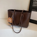 Borsa tote in ecopelle marrone scuro con cuciture a contrasto e ciondolo peluche - Caffè con Ciondolo