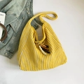 Gestreifte gelbe und weiße Stricktasche mit Holzperlenanhänger und weicher Textur - Gelb mit Anhänger
