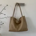 Detail der gewebten khakifarbenen Tragetasche aus hochwertigem PU-Leder mit Schultergurten - Khaki