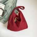 Gestrickte Tragetasche mit rot-schwarzen Streifen, bunten Perlenquasten und Schultergurt - Rot mit Anhänger
