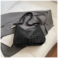 Große schwarze Hobo-Tasche mit Leopardenmuster, verstellbarem Riemen und Holzperlenanhänger - Mit Anhänger / Schwarz