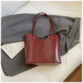 Minimalistische grote shopper van glanzend wijnrood leer met dubbele schouderbanden - Rood