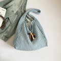 Blau-weiß gestreifte Strick-Hobo-Tasche mit rustikaler Holzperlen-Quastenverzierung - Blau mit Anhänger