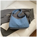 Hellblaue Hobo-Tasche aus Wildlederimitat mit Leopardenprägung und Perlenanhänger - Mit Anhänger / Blau
