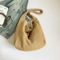 Schicke khakifarbene gestrickte Schultertasche mit Vintage Holzperlenanhänger - Khaki mit Anhänger