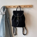 Eleganter schwarzer Rucksack aus mattem Wildlederimitat mit goldener Schnalle und Besatz - Schwarz