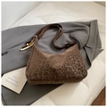 Braune Hobo-Umhängetasche mit Leopardenmuster und buntem Perlenquasten-Anhänger - Mit Anhänger / Braun
