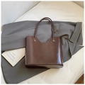 Grote donkerbruine shopper in glanzende afwerking met lange schouderbanden voor dames - Bruin