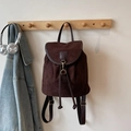 Dunkelbrauner Wildleder-Rucksack mit Kordelzug und Vintage-Metallhaken für Damen - Braun