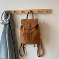 Karamellbrauner Rucksack aus mattem Leder mit Klappverschluss und praktischem Kordelzug - Braun