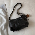 Borsa a tracolla minimalista in pelle PU nera opaca con ciondolo a forma di orsetto - Nero con ciondolo